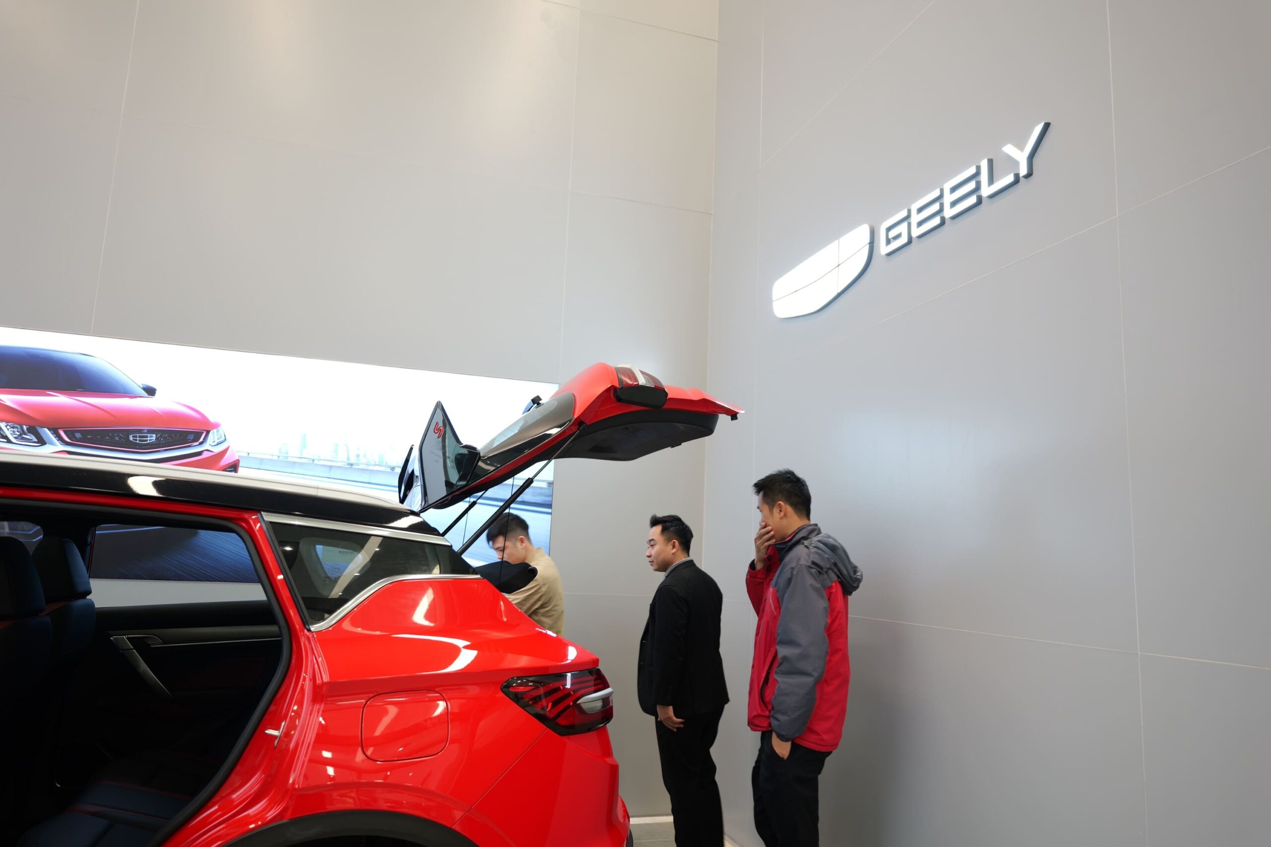 Đội ngũ Geely Hải Dương hỗ trợ khách hàng nhiệt tình